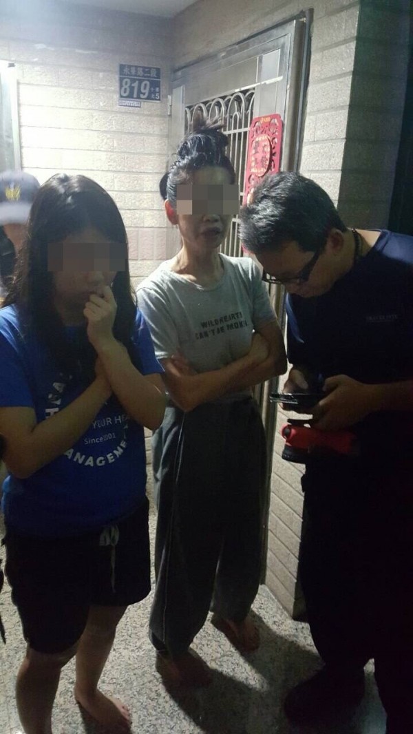 两名女子疑似喝醉了没等泡面煮好就睡著了，导致整层楼浓烟密布。（记者王捷翻摄）