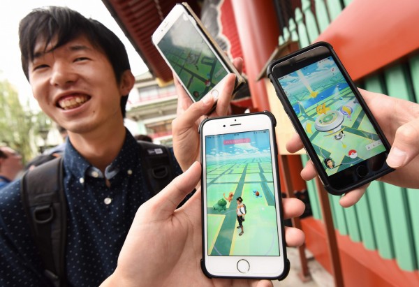 日本日前開通手機遊戲《Pokémon GO》，有鑑於世界各地頻傳玩家受傷的災情，日本各大景點均嚴陣以待。（法新社）