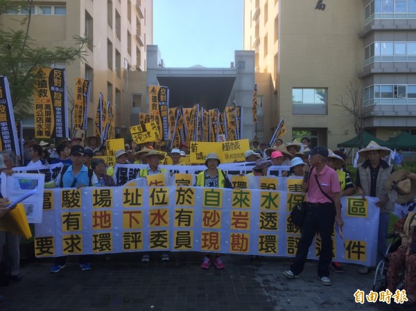 反馬頭山事業廢棄物掩埋場自救會及環團代表7月4日向高雄地檢署按鈴申告，指控富駿公司涉嫌偽造文書，富駿公司則反控加重誹謗，昨日（7月22日）高雄地檢署在橋頭辦公室開庭。（資料照）