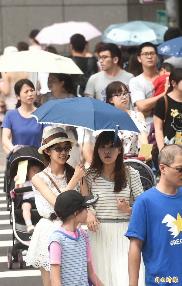 明日（24日）的天氣與今日類似，各地山區仍有午後雷陣雨發生的機會，南部地區午後雷陣雨的機率較今日要高，建議民眾外出攜帶雨具備用。（記者方賓照攝）