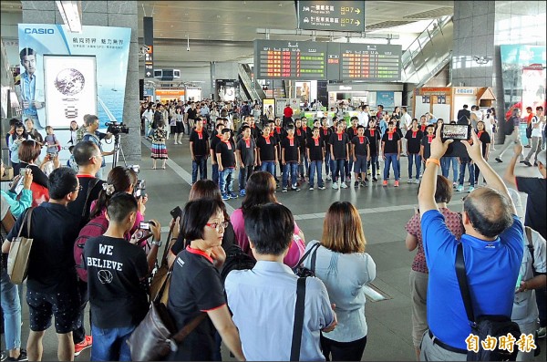 來自南投的「台灣原聲童聲合唱團」昨天在高鐵台中站快閃演唱。
（記者陳建志攝）