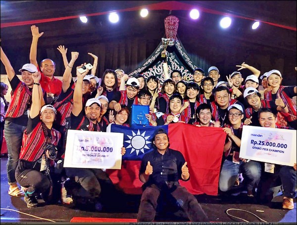 台北愛樂青年合唱團奪得首屆印尼北蘇門答臘國際合唱大賽雙料金牌，拿出國旗更感受到當地對台灣的友善與友好，「國旗在這裡超受歡迎！」（台北愛樂文教基金會提供）
