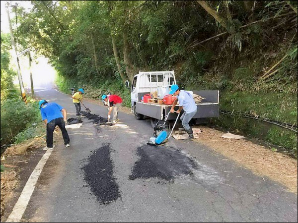 苗栗縣大湖鄉義和村一群熱心人士出錢出力籌組「義和路平志工團」，修補周邊村鄰的農路等道路，保障鄉民行車安全。（記者張勳騰翻攝）