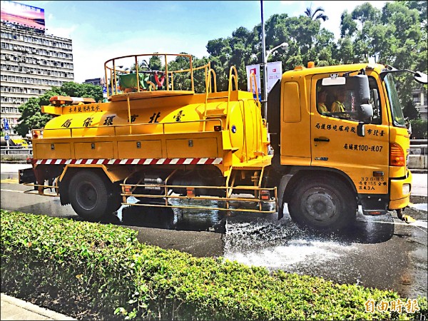 北市建立「熱浪SOP」，只要發出熱浪預警，市府各局處就會啟動應變措施，包括環保局出動灑水車降溫。（記者謝佳君攝）