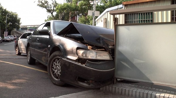 蘇男駕車逃逸，因車速過快，衝撞護欄，車頭撞毀，動彈不得。（記者張勳騰翻攝）