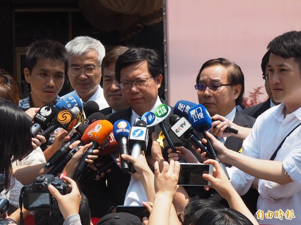 被问到中客团家属必须在27日离开的问题时，桃园市长郑文灿（中）表示没有这样的事。（记者陈昀摄）