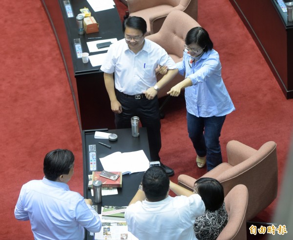 民進黨立委林淑芬和民進黨團幹事長吳秉叡，在同黨立委簇擁下，兩人握手和解，並手勾手由王定宇、蔡易餘替他們合影留念。（記者黃耀徵攝）