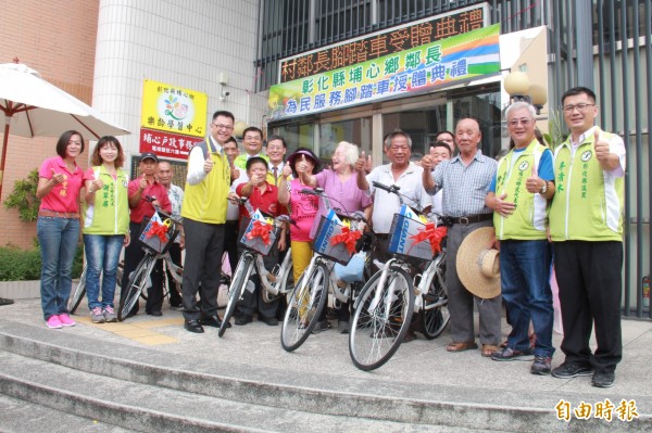 埔心鄉長張乘瑜（前排左三）代表致贈腳踏車給鄉內鄰長。（記者陳冠備攝）