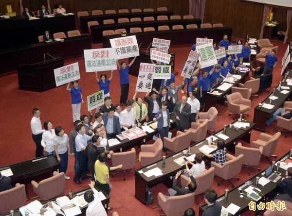 立院今日續戰黨產條例，在稍早通過表決更名為「政黨及其附隨組織不當取得財產處理條例」。（記者黃耀徵攝）