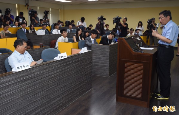 海峽兩岸青年論壇-台灣行程開幕式25日舉行，台北市長柯文哲（右）應邀專題演講。（記者簡榮豐攝）
