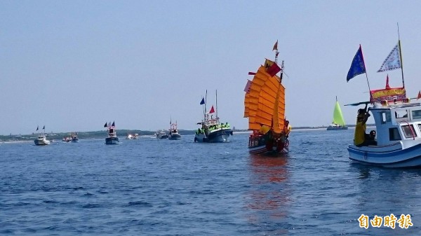 烏崁靖海宮信徒出動30艘船隊，為千秋寶艦護航。（記者劉禹慶攝）