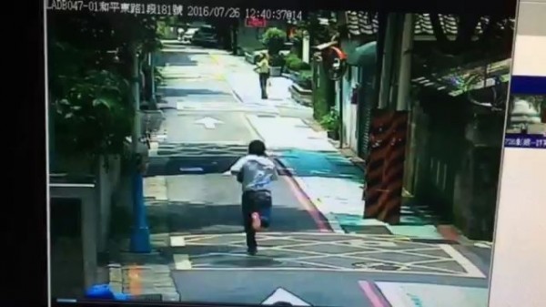 杜姓車手被警追逐，從銀行奪門而出狂奔。（記者姚岳宏翻攝）