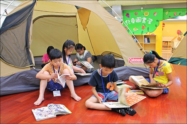 「閱夜閱美麗－夜宿圖書館」系列活動反應熱烈，新北市立圖書館考慮明年繼續舉辦。（新北市立圖書館提供）