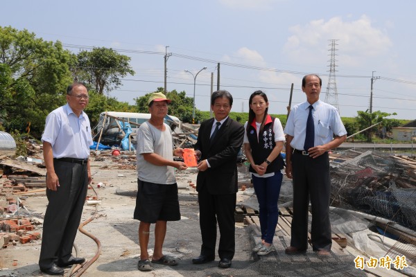 市議會代理議長郭信良率領議員勘查災戶並發放慰問金。（記者洪瑞琴攝）