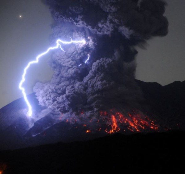 日本櫻島火山的昭和火山口，於今日凌晨0時2分噴發，噴出高度達5000公尺的煙塵。（圖擷取自朝日新聞）