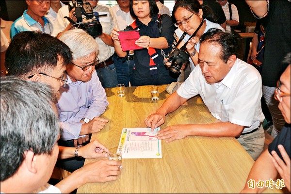 農委會主委曹啟鴻（右一）與雲林縣長李進勇（左白髮者）討論農電光電示範園區的設置地點。（記者詹士弘攝）