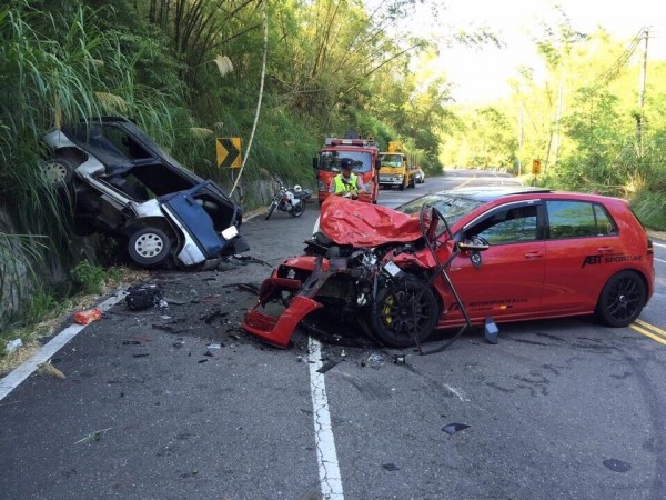 2車在高雄內門182縣道30K處對撞，現場令人怵目驚心。（記者蘇福男翻攝）