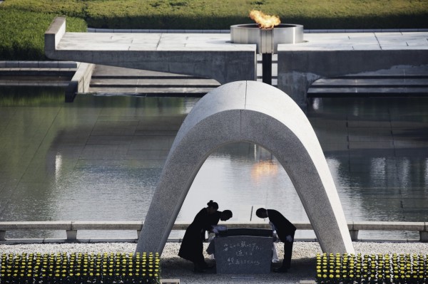 日本廣島市政府已要求任天堂，將該市的紀念二戰原爆罹難者的和平紀念公園自Pokemon Go補給站除名。圖為2015年8月6日民眾在和平紀念公園和平池前的原爆罹難者慰靈碑祝禱。（美聯社）