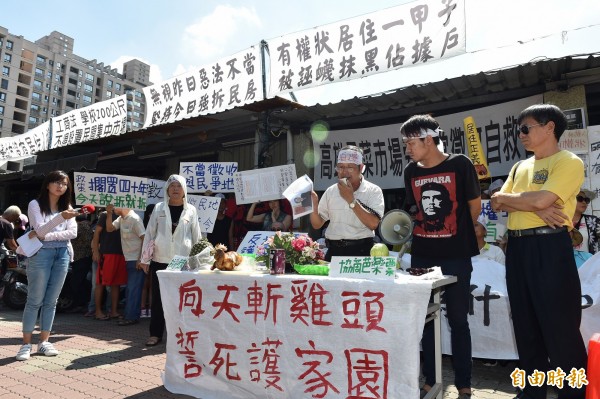 牴觸高雄市果菜市場住戶百餘人今天斬雞頭抗議，不滿市府漠視住戶權益，市府農業局則說徵收合法、執法有據。 （記者張忠義攝）