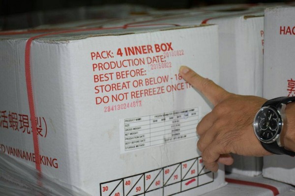 活蝦包裝盒明顯印有製造日期2013年8月22日，有效日期2015年8月22日。（記者黃建華翻攝）