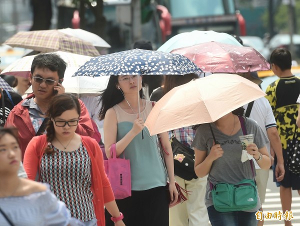 中央氣象局表示，今日艷陽高照，預測中部以北地區高溫可達35、36度。（資料照，記者方賓照攝）