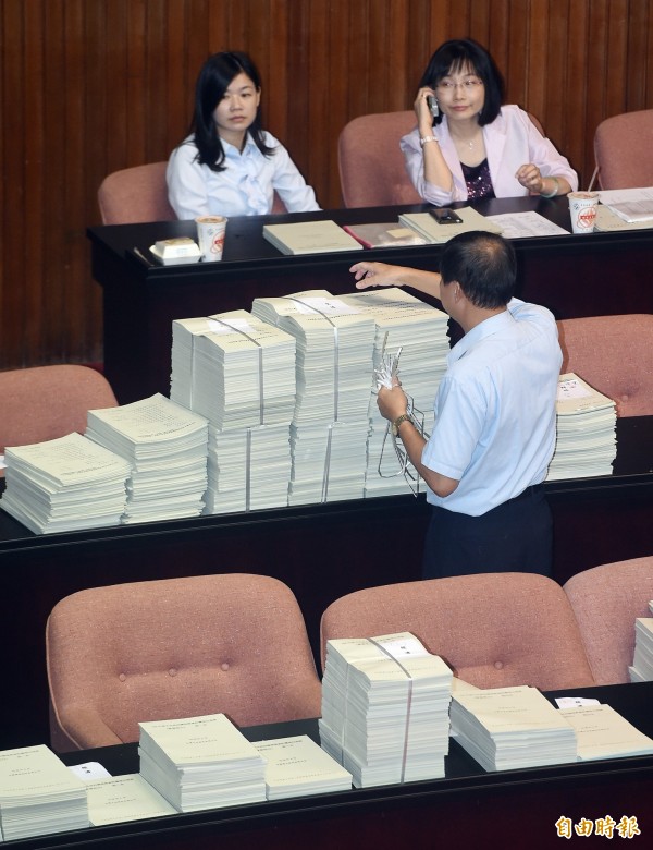 法院臨時會27日持續處理105年度國營事業預算案，朝野黨團總共提出2419案提案進行表決，議事人員整理成堆的預算案資料。（記者廖振輝攝）