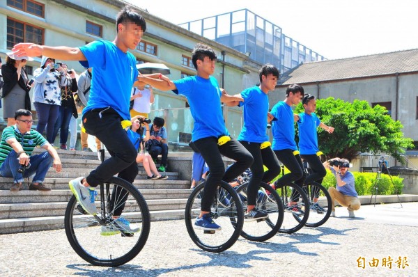 獨輪車運動改變少年們的人生！（記者花孟璟攝）