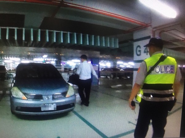 警方分工分區在近千個停車位逐一過濾尋找，最後順利找到陳男車子。（記者許國楨翻攝）