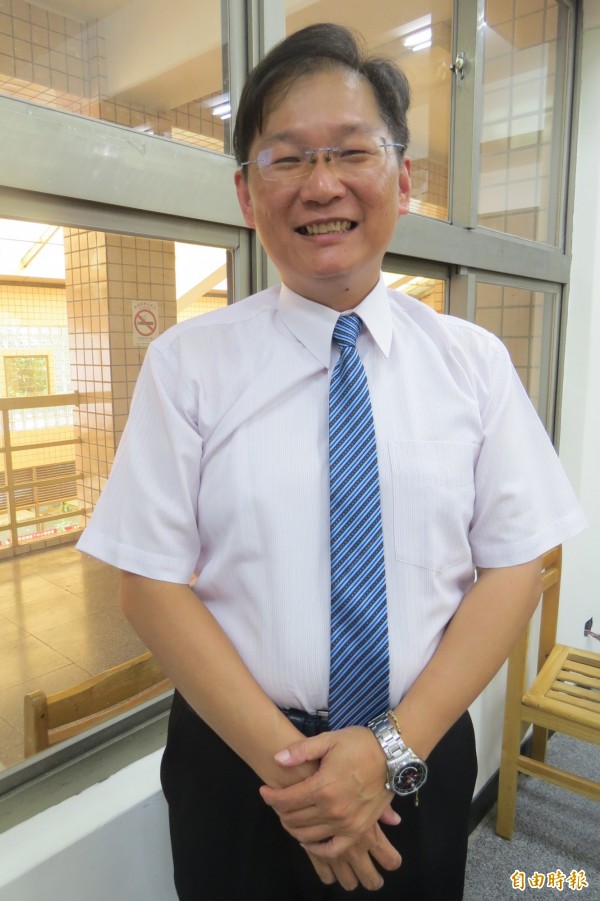 基隆市政府29日上午舉行國中小校長遴選，和平國小新校長由信義國小莊士杰出線。（記者俞肇福攝）