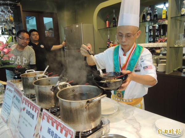 國賓大飯店主廚蕭榮龍經過1個多月的準備，研製出以味噌、仙草、擂茶三種口味為湯頭的拉麵，利用新竹在地食材創新研發拉麵新品。（記者廖雪茹攝）