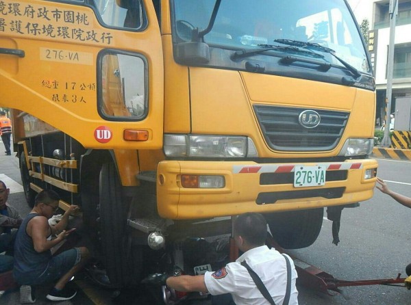 許姓婦人騎機車與垃圾車發生碰撞意外。（記者周敏鴻翻攝）