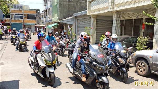 重機騎士以行動支持西螺當代藝術家，搭載遊客到各創作點欣賞。（記者黃淑莉攝）