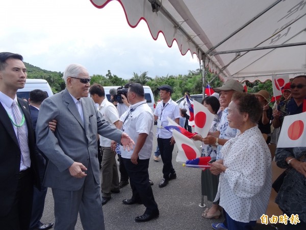 台僑、日本李友會成員舉台日兩國國旗迎接李登輝。（記者蘇芳禾攝）