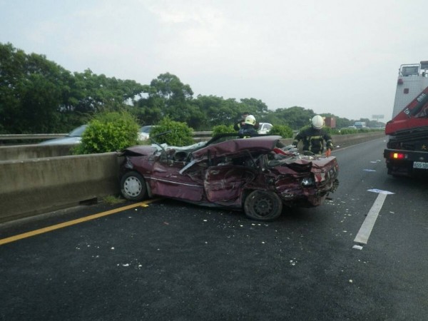 中山高發生車禍，出事的自小客車嚴重變形，駕駛被夾在車內，經搶救脫困，但送醫不治。（記者余雪蘭翻攝）