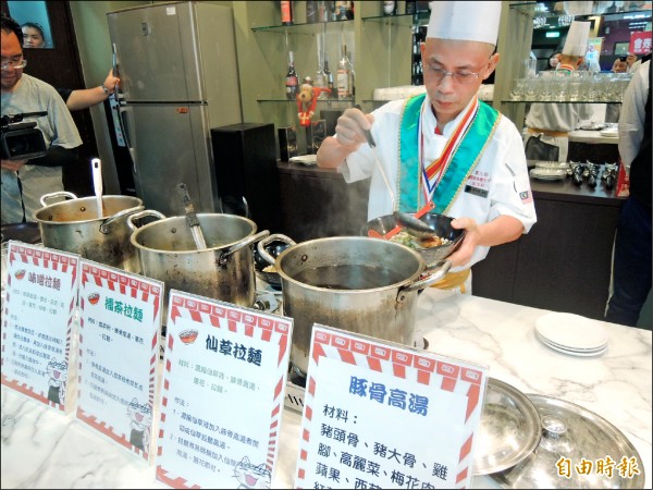 國賓大飯店主廚蕭榮龍經過一個多月的準備，研製出以味噌、仙草、擂茶三種口味為湯頭的拉麵，利用新竹在地食材創新研發拉麵新品。（記者廖雪茹攝）