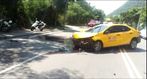 逆向的計程車撞到自行車，地面血跡油漬斑斑。（記者花孟璟翻攝）