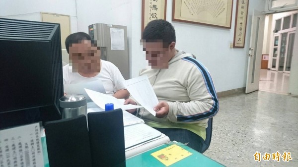 19歲的陳男（右）半工半讀存了10萬元，卻被詐騙集團騙光。（記者王捷攝）