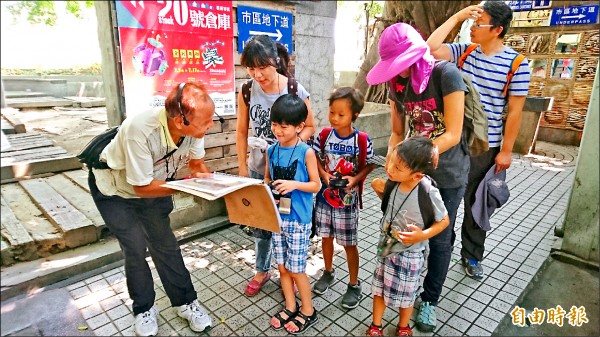 「台中舊城區觀光季—城中城微旅行」，與在地導覽團隊合作，帶領民眾領略舊城之美。（記者歐素美攝）