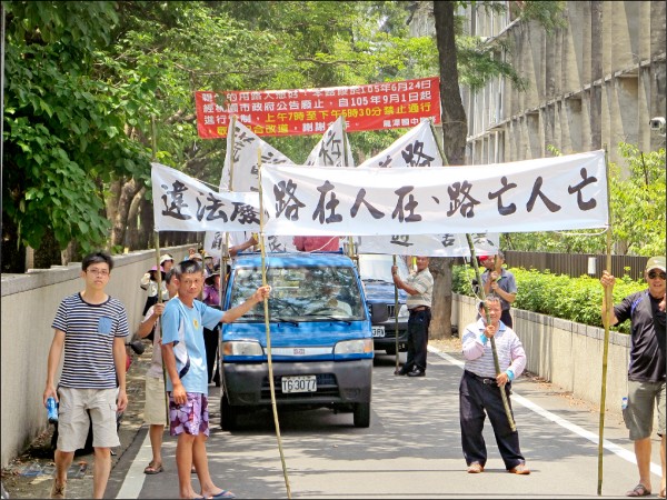 居民拉白布條抗議龍潭國中要封金龍路180巷。（記者周敏鴻攝）