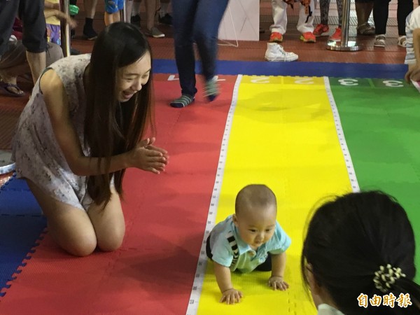 為響應8月份國際母乳週，國健署今天在台北大學台北校區舉辦寶寶爬行比賽。（記者林彥彤攝）