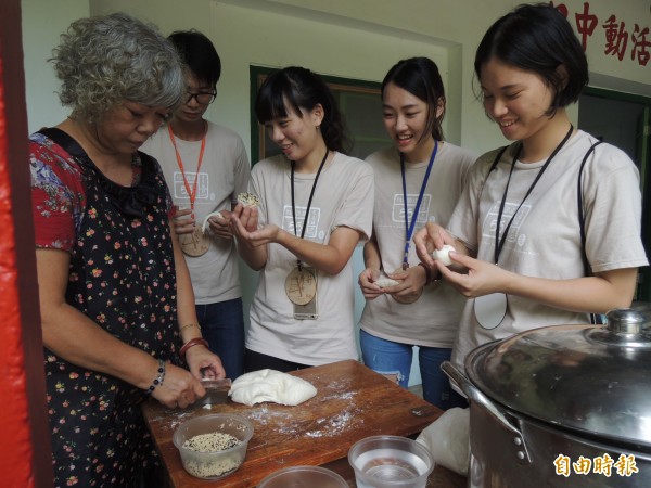 眷村媽媽胡松枝（左）帶學生DIY眷村美食「空氣餅」。（記者廖淑玲攝）