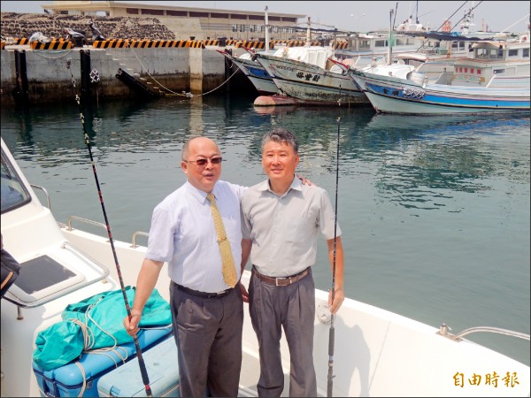 全國首創船釣旅遊黃昏診醫療模式，幕後功臣就是李森仁醫師（右）與台南市醫師公會理事長黃仁享。（記者劉禹慶攝）