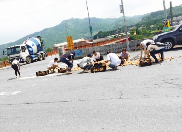 埔里鎮南環路新生橋頭有農民掉落大量香菇，許多好心民眾路過幫忙撿拾，讓網友大讚「埔里最美風景」。
（圖：擷自臉書「埔里人通通＋近來」）