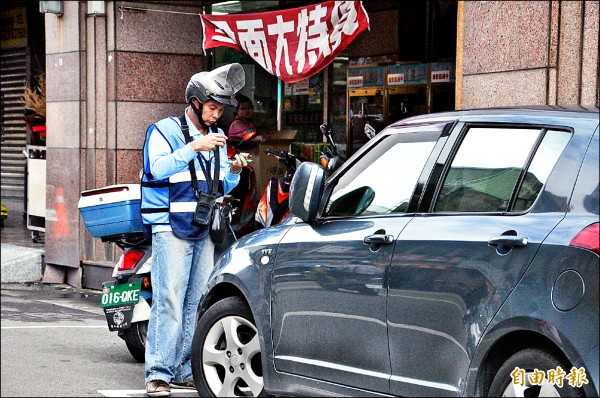 苗栗市公所於去年九月起，實施路邊汽車停車收費措施，出現不少未依規定繳納停車費的情形。（記者彭健禮攝）