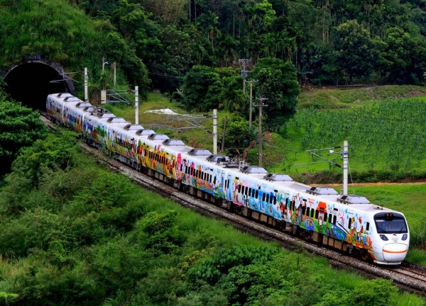 台鐵Hello Kitty彩繪列車，父親節開向南台灣。（台鐵提供）