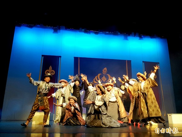 黃大魚兒童劇團推經典作「百果樹」，黃春明：戲劇是很好的教育（記者簡惠茹攝）