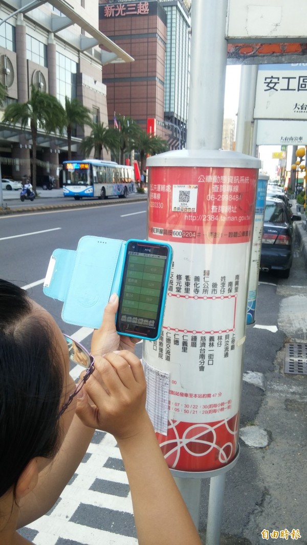 大台南公車「虛擬智慧站牌」，即日提供雙語服務。（記者洪瑞琴攝）
