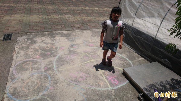 跳格子學九九乘法表 子龍國小生背誦速度快