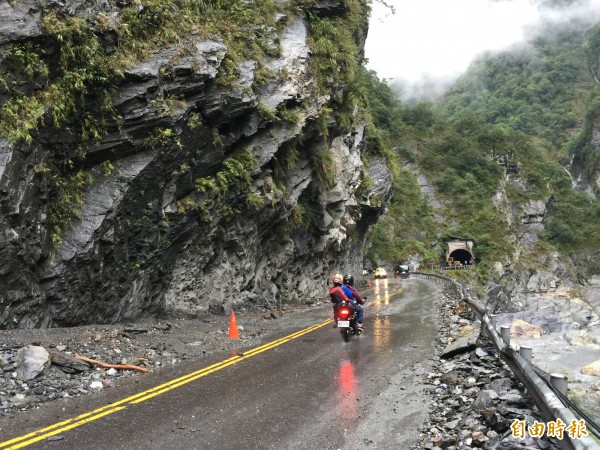 台8線中橫公路綠水至天祥路段，即日起至4日，晚間7時到隔天上午6時將實施夜間預警性封路。（記者王峻祺攝）