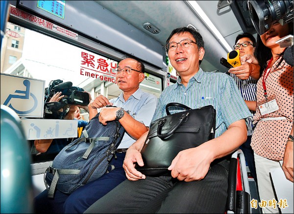 台北市長柯文哲1日搭捷運到內科，並試搭接駁公車，親自了解內湖大眾運輸改善試辦計畫。（記者張嘉明攝）